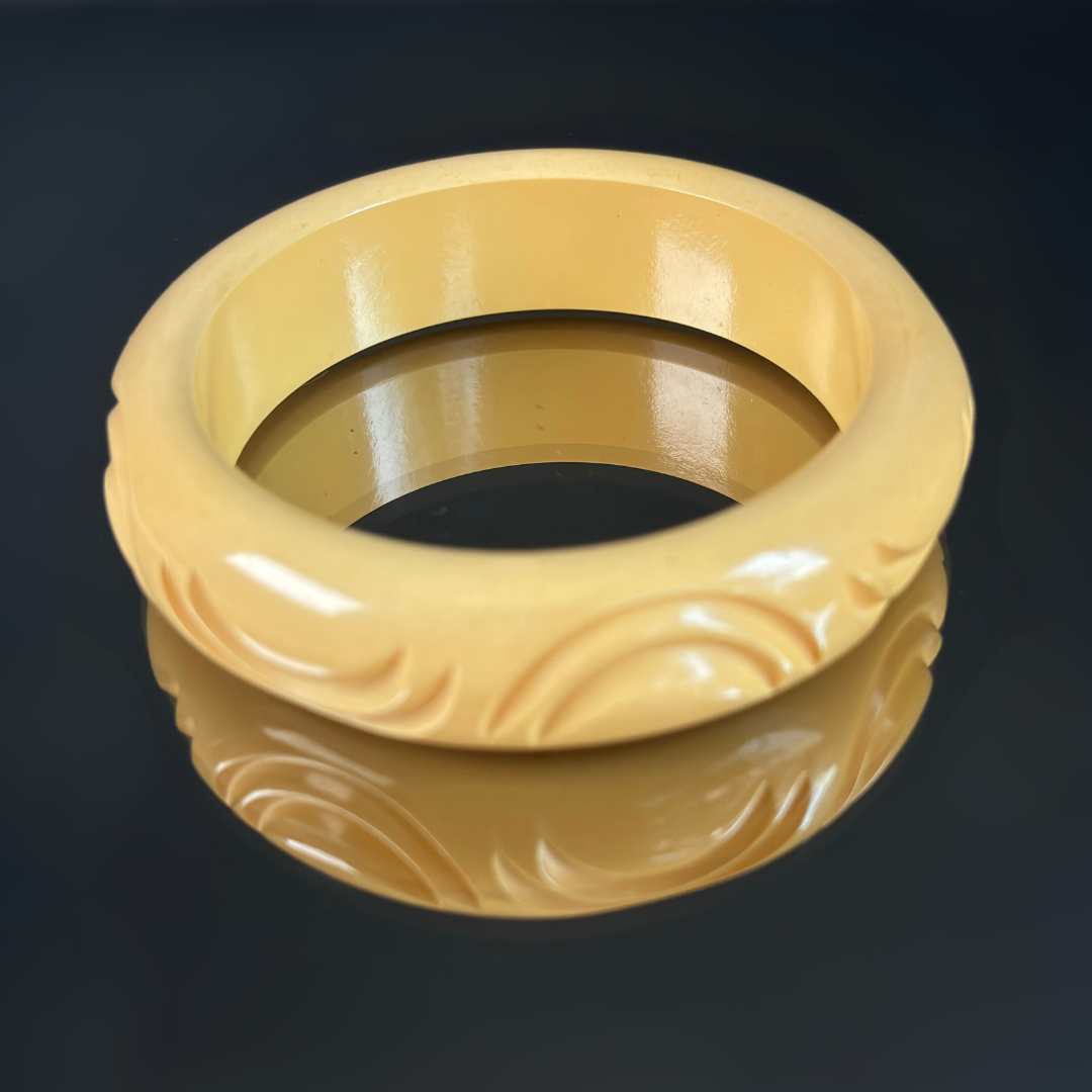 Vintage Vanilla Bakelite Bangle Bracelet