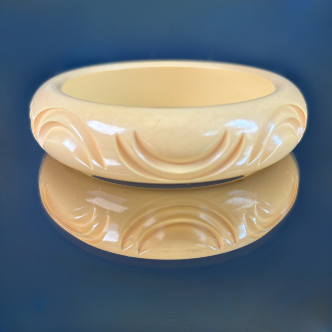 Vintage Vanilla Bakelite Bangle Bracelet