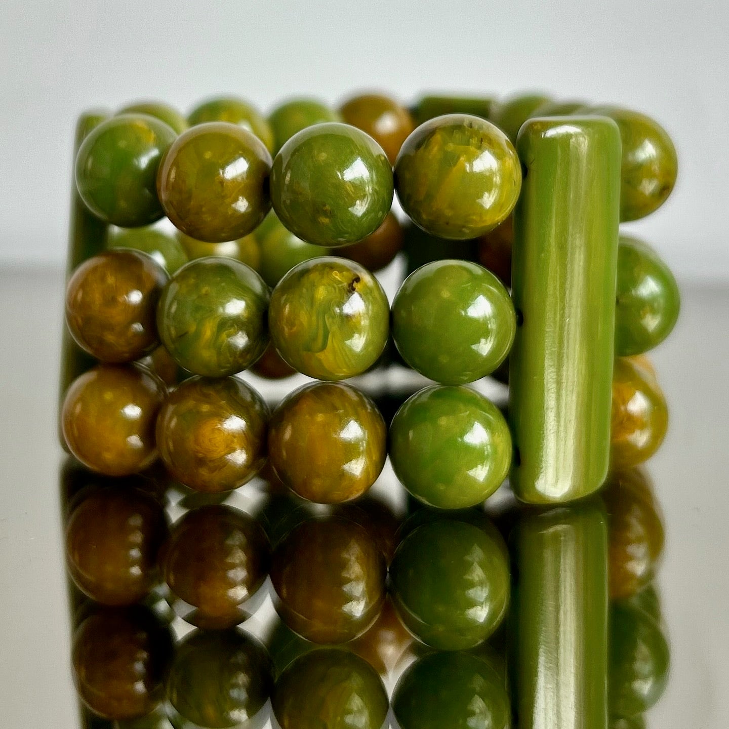 Vintage Beaded Marbled Green Bakelite Elastic Bracelet