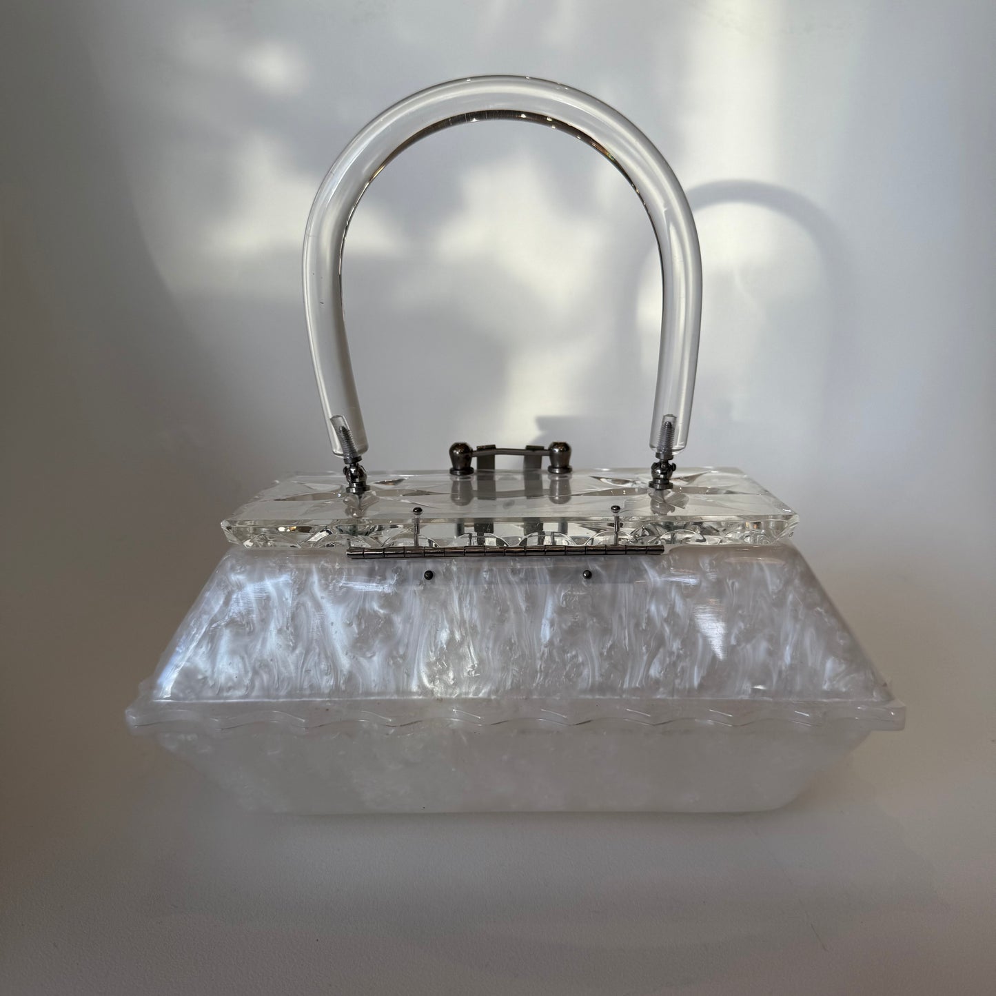 Vintage Llewellyn White Pearl & Clear Lucite Purse (1123a)