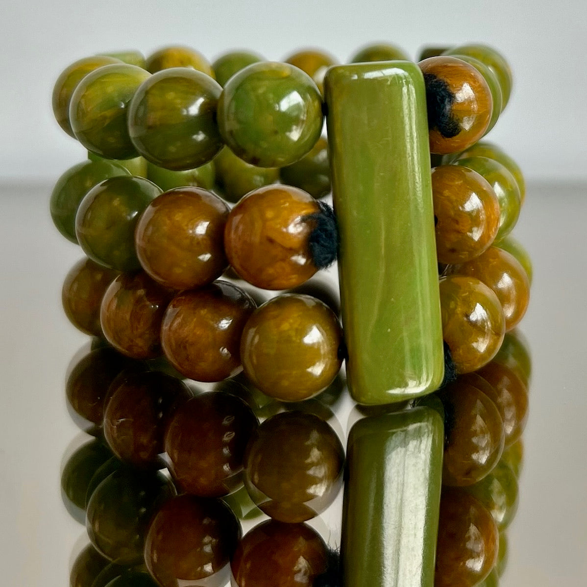 Vintage Beaded Marbled Green Bakelite Elastic Bracelet