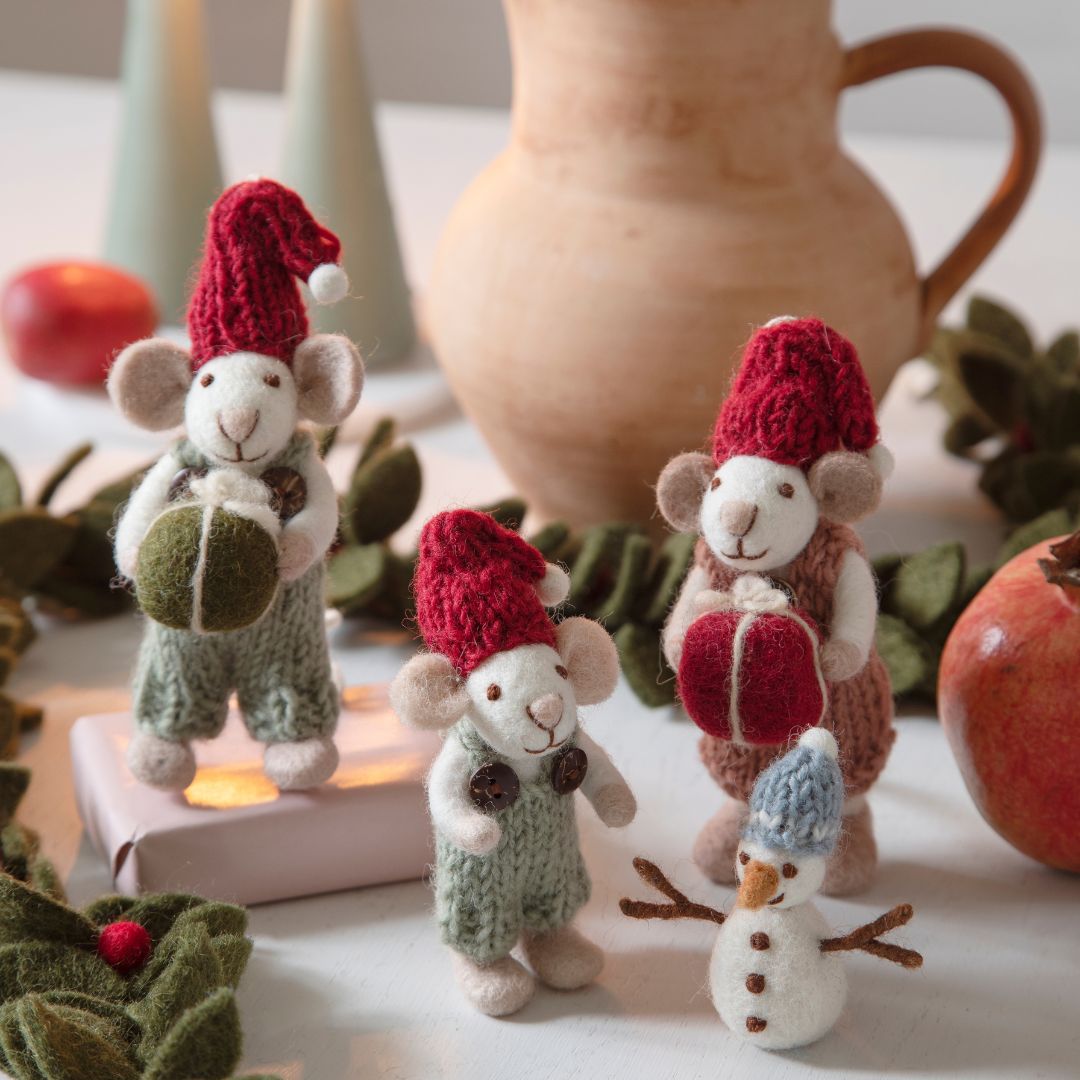 En Gry et Sif Felt Mouse in Knitted Overalls, Red Hat