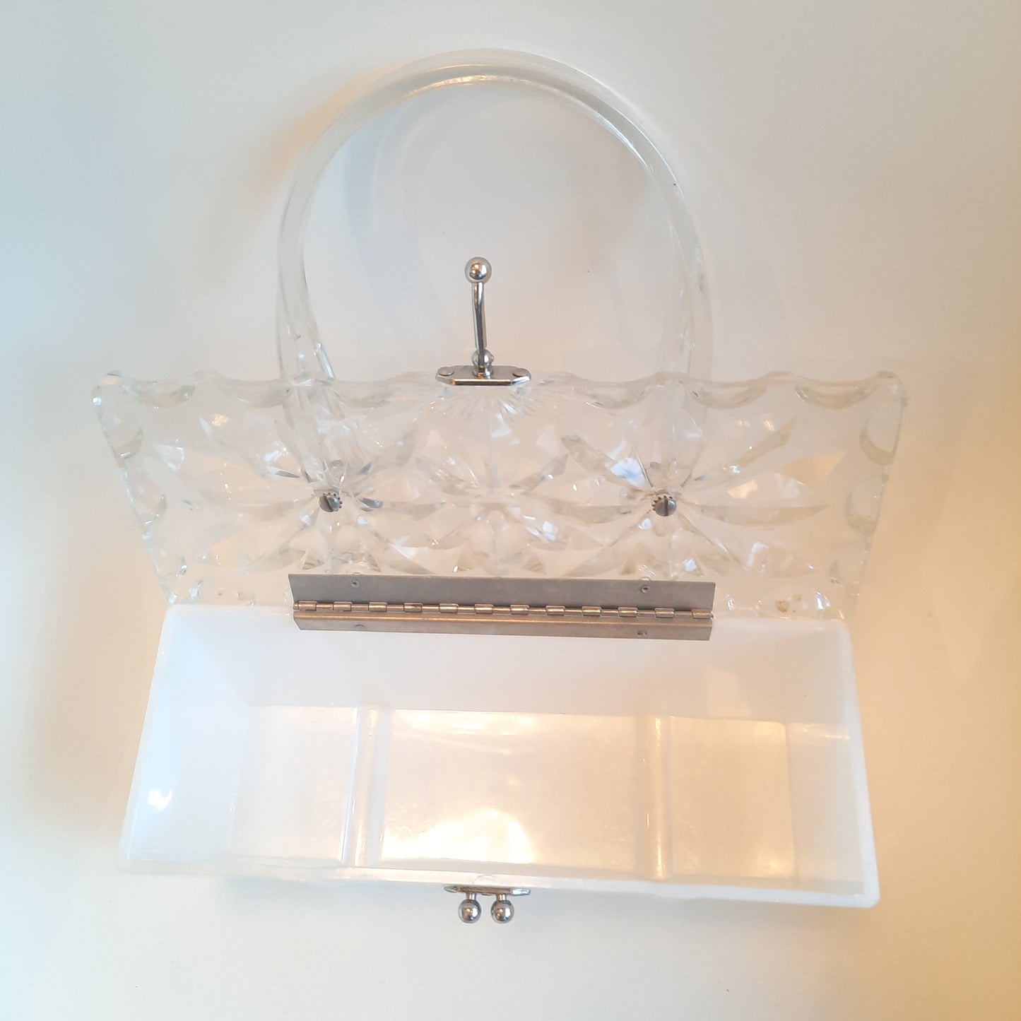 Vintage White Lucite Purse (1131b)