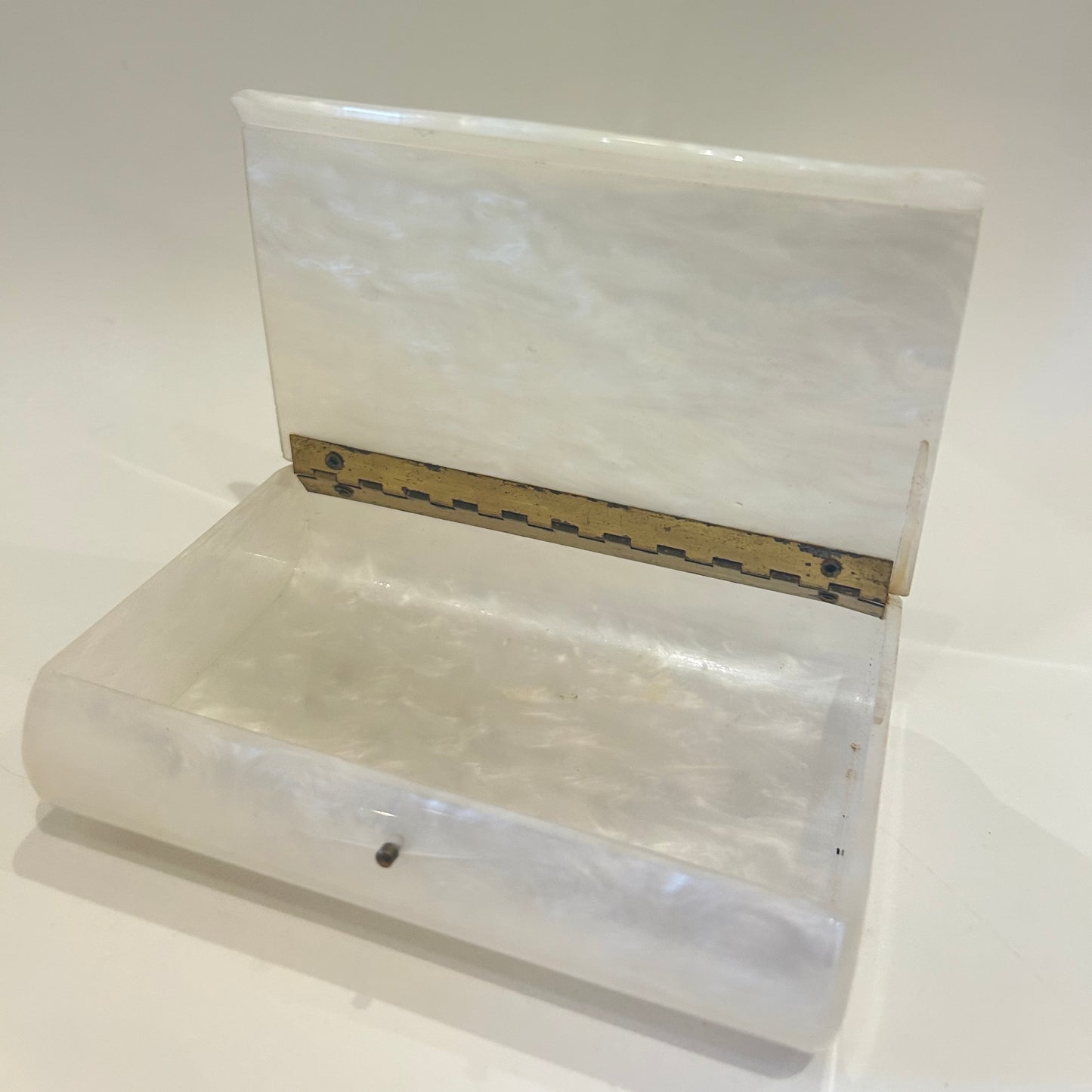 Vintage White Pearlescent Lucite Clutch (1124f)