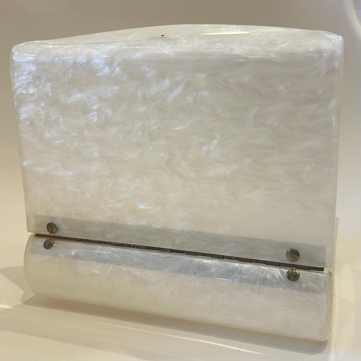 Vintage White Pearlescent Lucite Clutch (1124f)