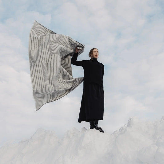 Lapuan Kankurit Aurora Blanket in grey/white