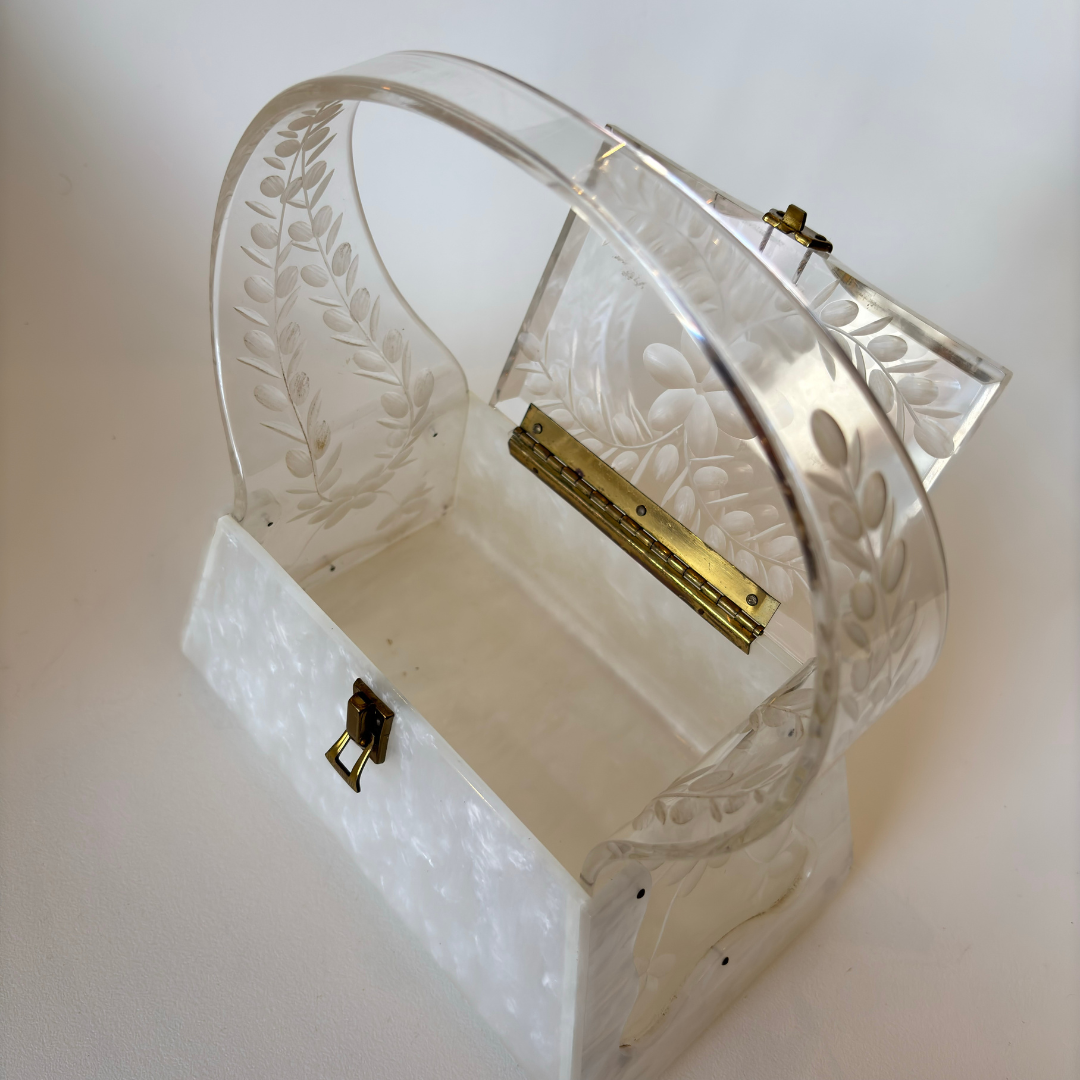 Vintage White Lucite Purse (1123b)