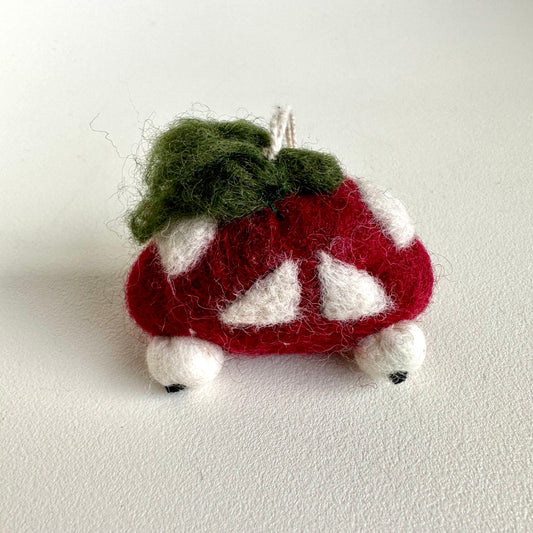 En Gry & Sif Felt Small Red Car w/ Tree